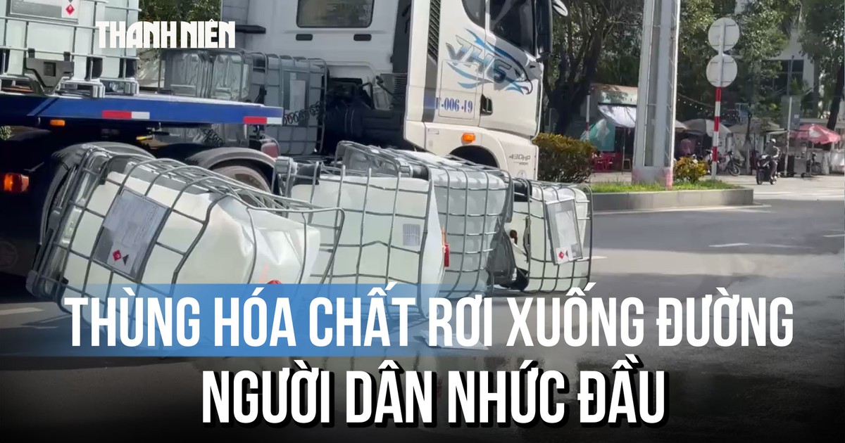 Quảng Ngãi: 4 thùng hóa chất rơi xuống đường, bốc mùi nồng nặc