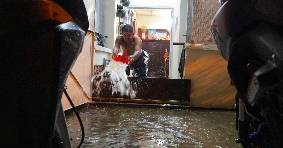Triều cường d&acirc;ng cao ở TP.HCM: Nh&agrave; ngập đến nửa đ&ecirc;m, người d&acirc;n h&igrave; hục t&aacute;t nước