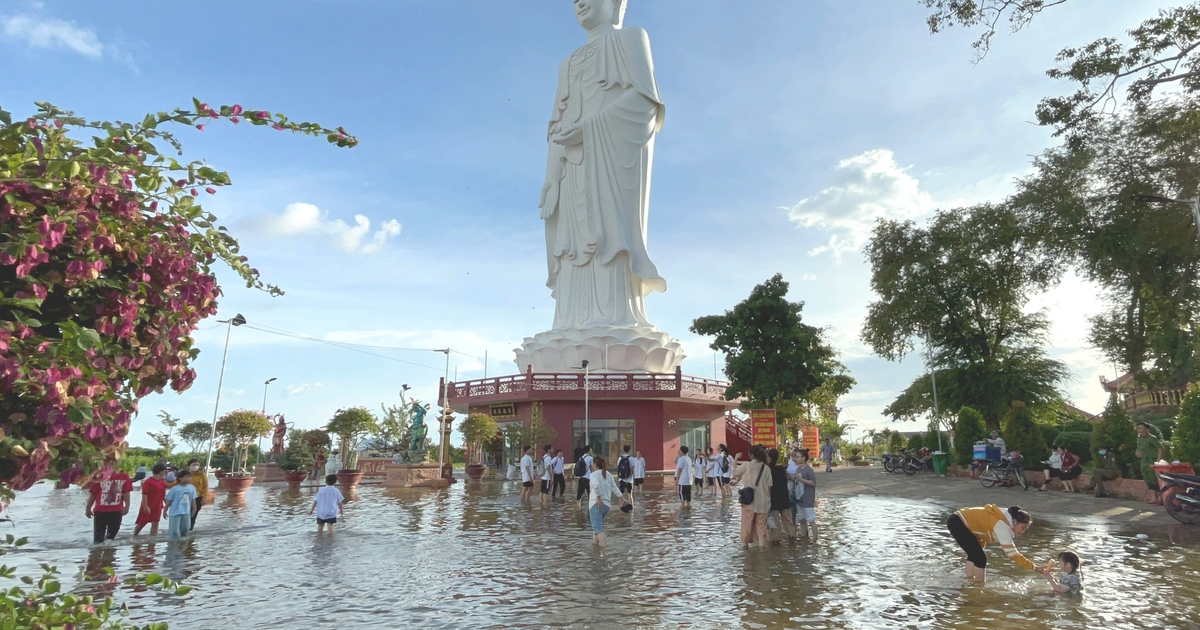 M&ugrave;a nước nổi ở miền T&acirc;y: Lội nước, đi xuồng kh&aacute;m ph&aacute; ch&ugrave;a N&uacute;i Nổi An Giang