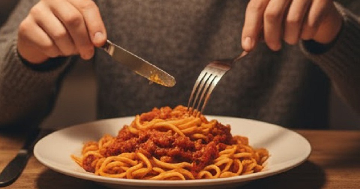 4 kiểu ăn tối cần tr&aacute;nh v&igrave; khiến bụng dễ ph&igrave;nh to v&agrave;o buổi s&aacute;ng