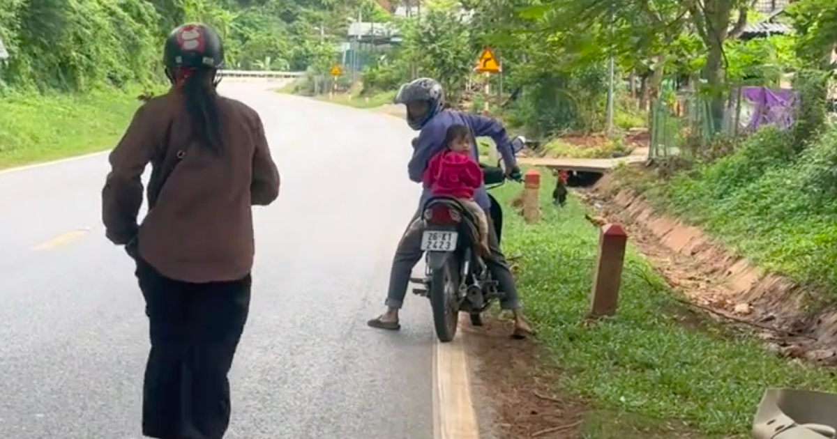 Người chồng để qu&ecirc;n vợ khi đổ xăng, nh&acirc;n vi&ecirc;n đuổi theo 8 km &#039;trả lại&#039;