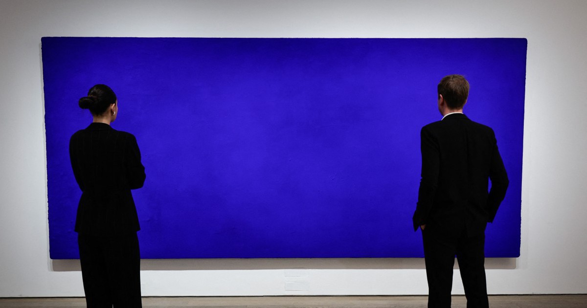 Tranh chỉ một m&agrave;u xanh b&aacute;n được 500 tỉ đồng