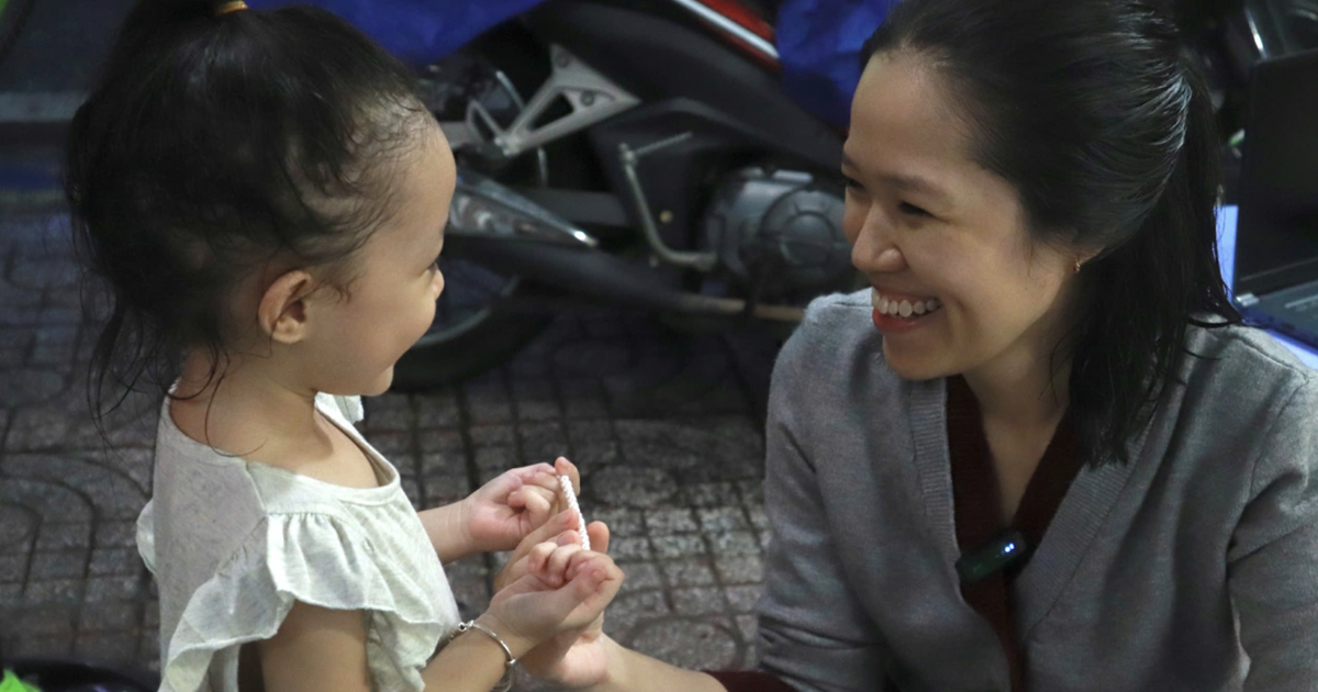 Giữa đ&ecirc;m ở TP.HCM, mẹ đơn th&acirc;n mưu sinh b&ecirc;n bếp than nu&ocirc;i con bại n&atilde;o