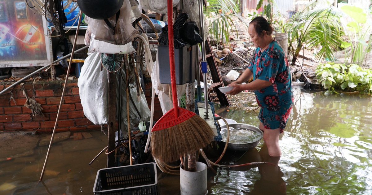 Thanh Đa, B&igrave;nh Quới vẫn ngập đến trưa 25.10: Người d&acirc;n bơm nước, đắp bao c&aacute;t