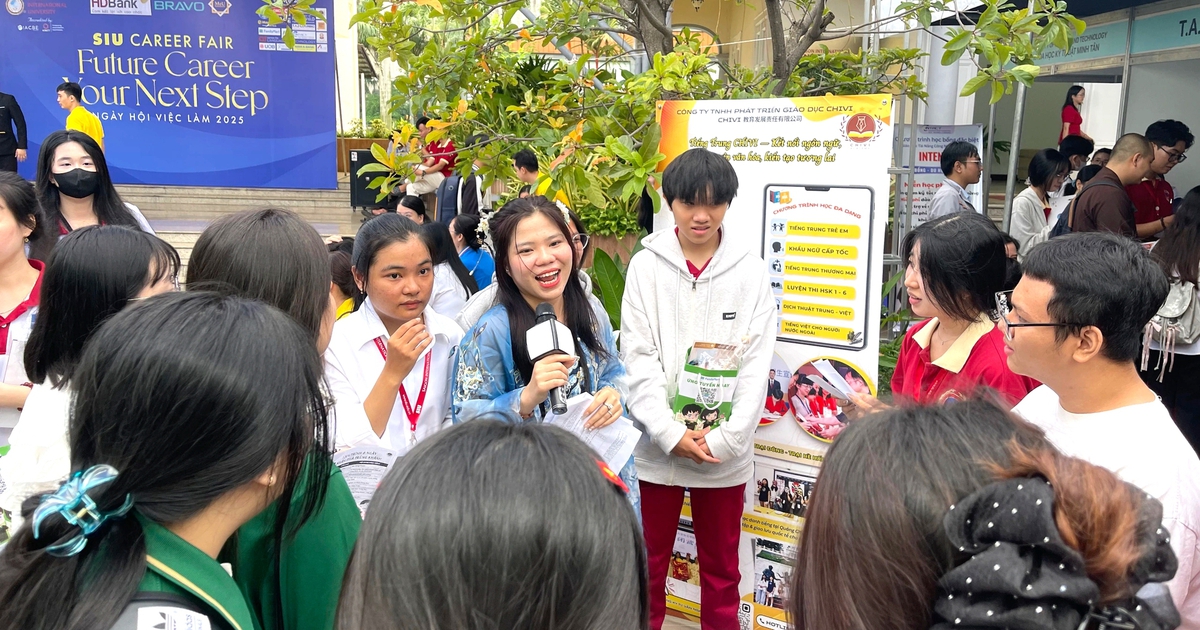 Học sinh THPT tham gia ng&agrave;y hội việc l&agrave;m để kh&aacute;m ph&aacute; nghề nghiệp