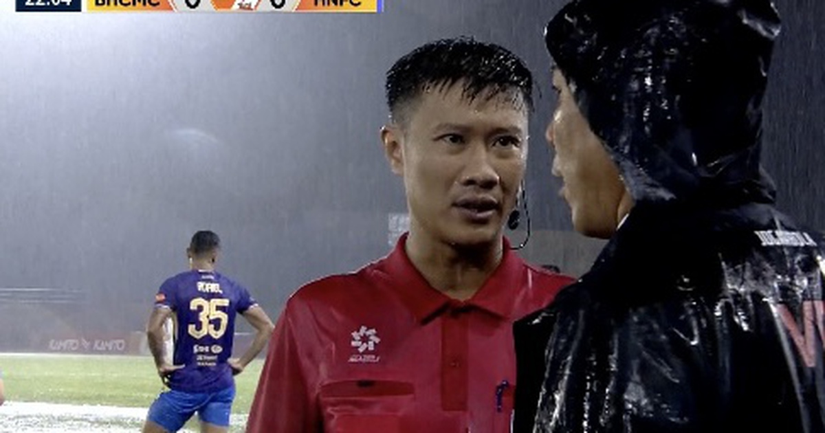 Trời mưa cực lớn, trận đấu Becamex Bình Dương - Hà Nội phải tạm dừng: Sân Gò Đậu kịch tính