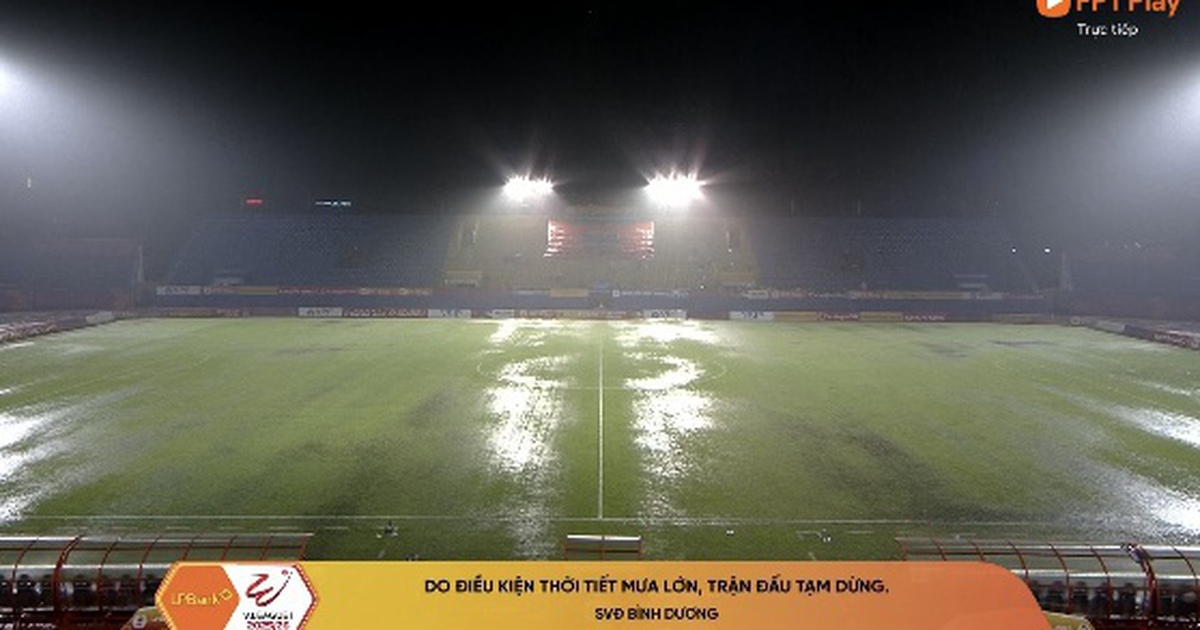 Trời mưa cực lớn, trận đấu Becamex TP.HCM - Hà Nội phải tạm dừng: Sân Gò Đậu kịch tính
