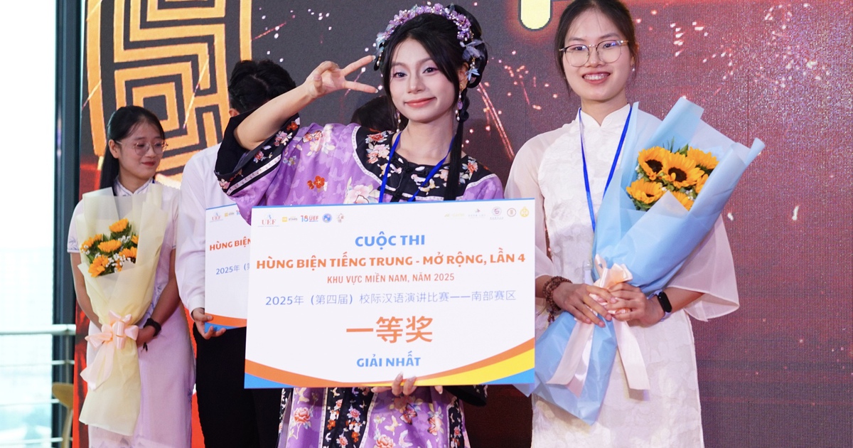 Sinh vi&ecirc;n h&ugrave;ng biện về AI, con người trong kỷ nguy&ecirc;n số bằng tiếng Trung