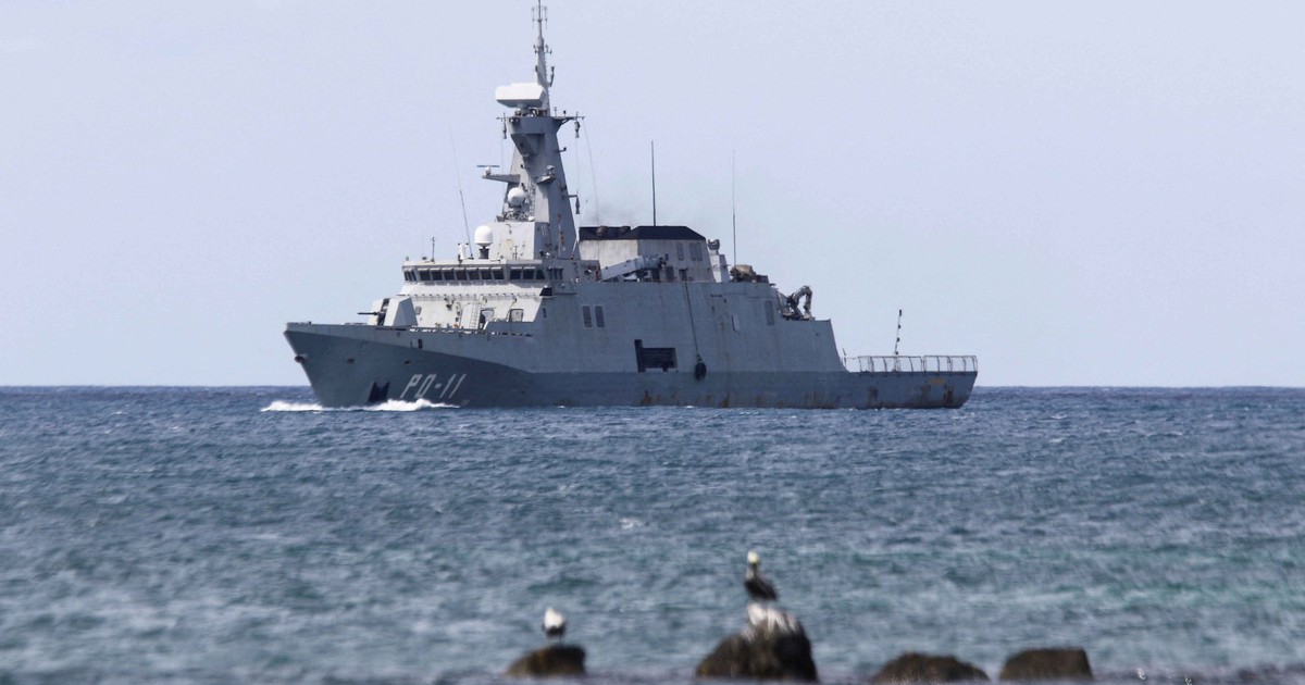 Chuyển động qu&acirc;n sự l&agrave;m dậy s&oacute;ng Caribbean