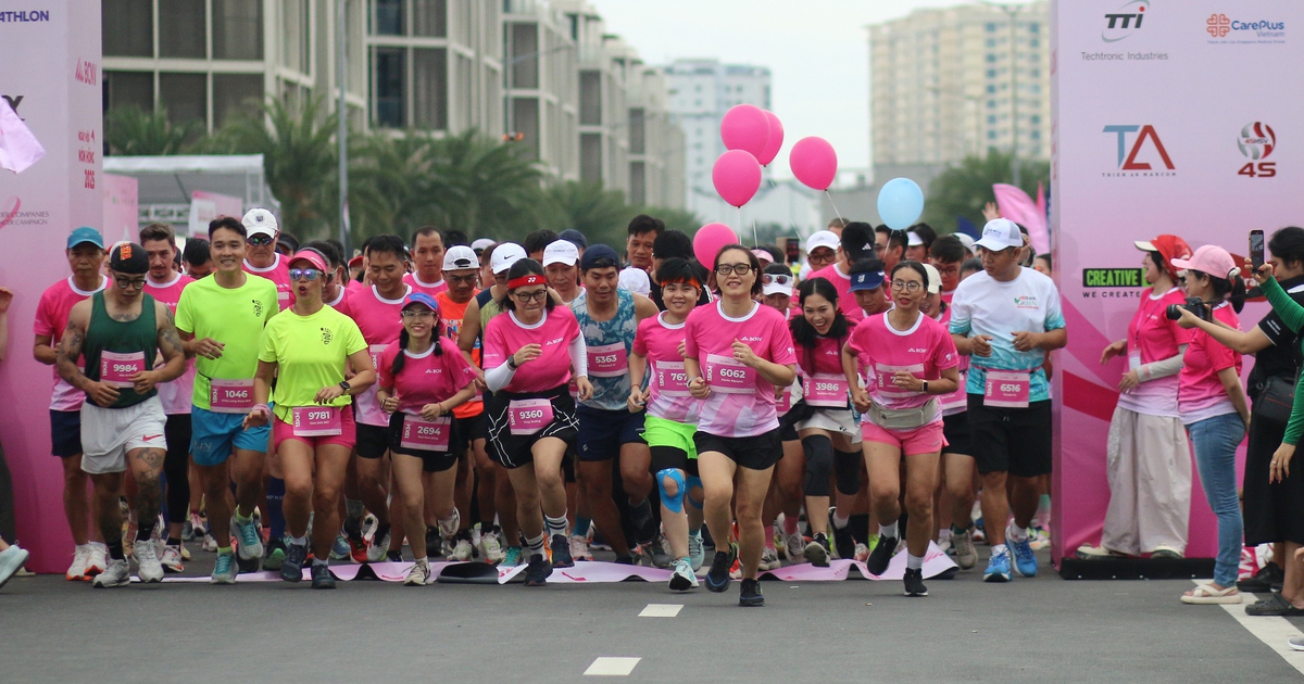 S&aacute;t c&aacute;nh b&ecirc;n bệnh nh&acirc;n ung thư v&uacute; tại giải chạy Hồng 2025