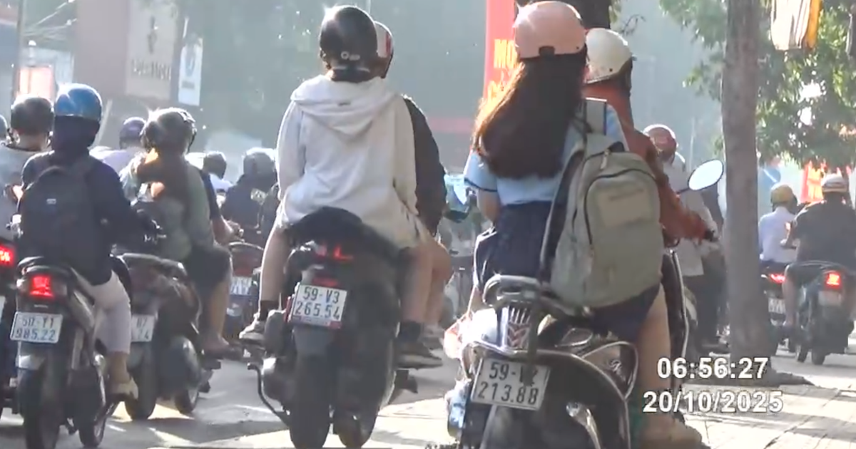 5 ph&uacute;t, 144 xe m&aacute;y đi tr&ecirc;n vỉa h&egrave; G&ograve; Vấp bị CSGT H&agrave;ng Xanh phạt nguội