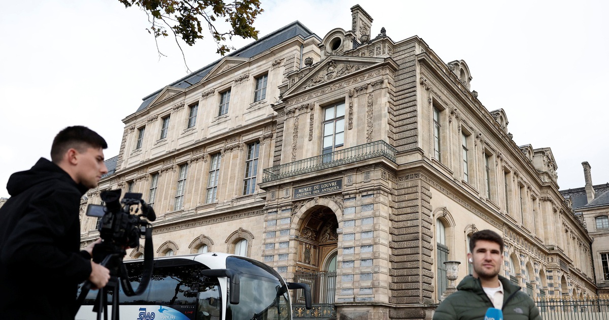 Bắt 2 nghi phạm trong vụ trộm t&aacute;o tợn tại Bảo t&agrave;ng Louvre Ph&aacute;p