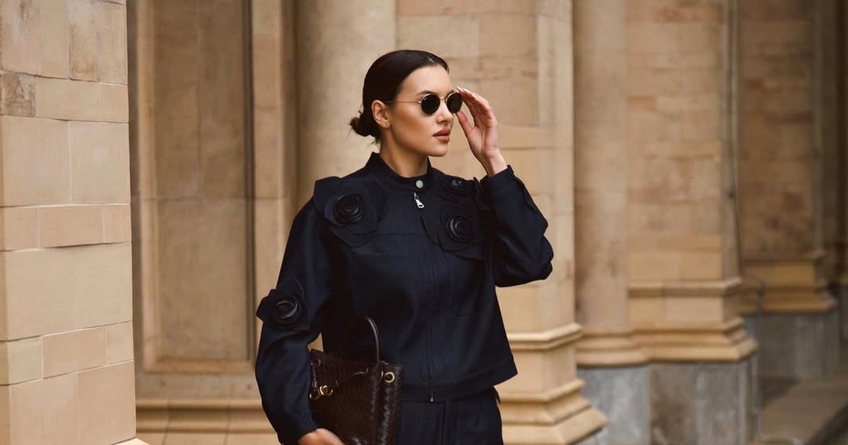 Giày cao gót màu đỏ tía thanh lịch 'thắp sáng' phong cách mùa thu