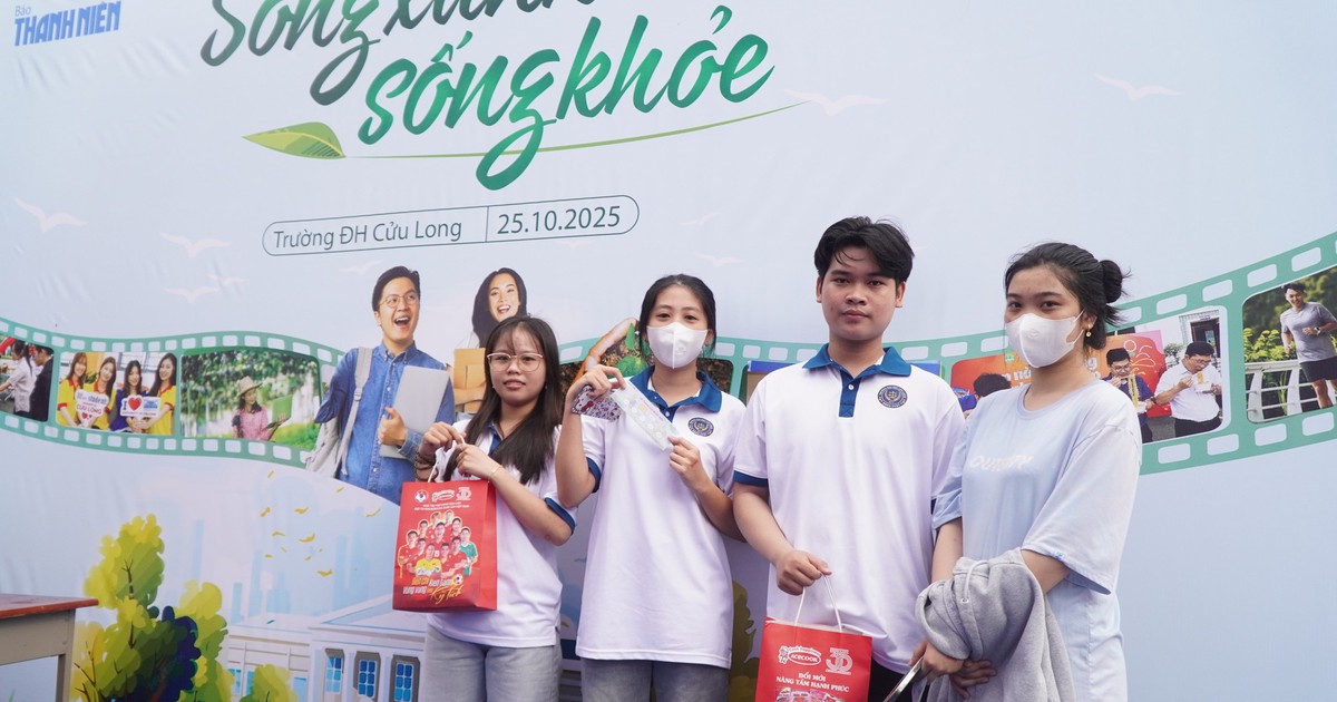 Sinh vi&ecirc;n h&agrave;o hứng đổi r&aacute;c lấy qu&agrave;, nhiệt t&igrave;nh t&igrave;m hiểu về sống xanh sống khỏe