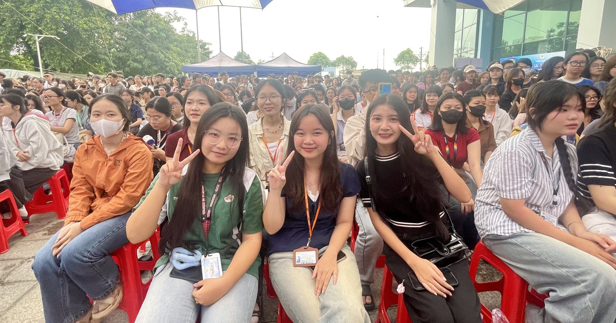 T&acirc;n sinh vi&ecirc;n th&iacute;ch th&uacute; kh&aacute;m ph&aacute; đặc th&ugrave; ng&agrave;nh học trong ng&agrave;y hội trải nghiệm