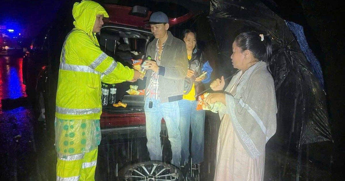 H&agrave;ng trăm xe mắc kẹt do sạt lở, CSGT Đ&agrave; Nẵng đội mưa gi&uacute;p d&acirc;n qua đ&egrave;o L&ograve; Xo