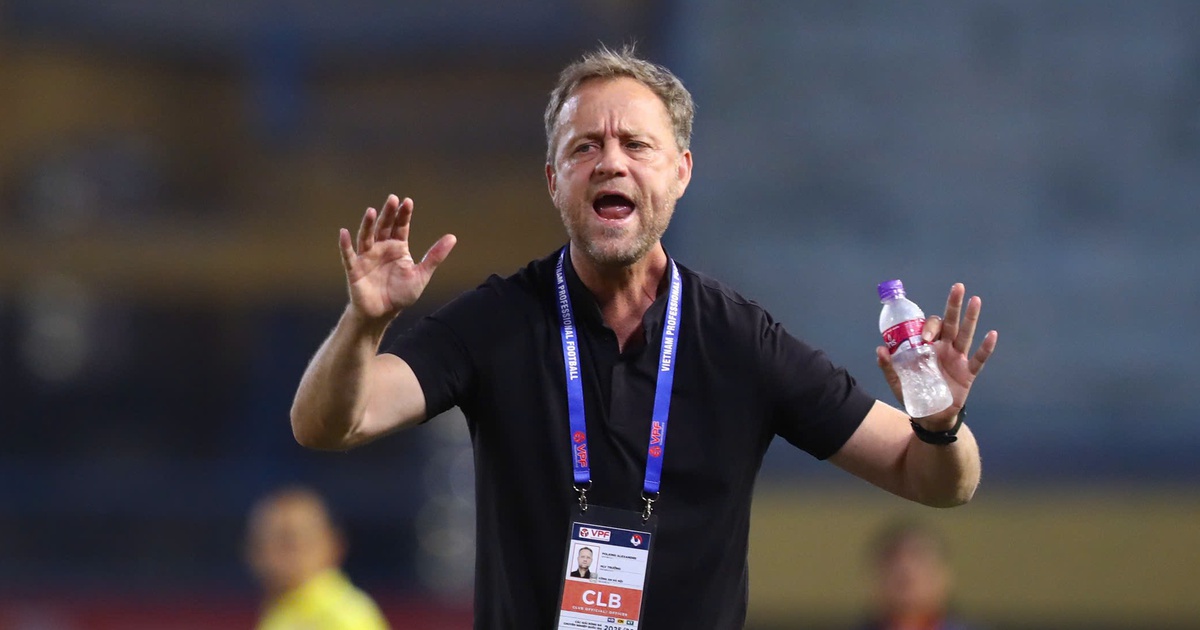 HLV Lê Huỳnh Đức chê học trò nôn nóng, HLV Polking 'Tiến Linh hay nhất Việt Nam, nhưng...'