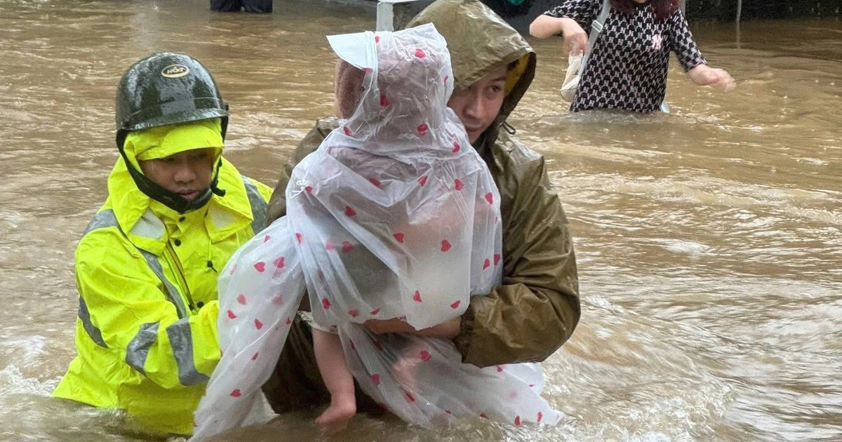 Mưa lũ chia cắt, c&ocirc;ng an Huế xuy&ecirc;n đ&ecirc;m di dời người d&acirc;n khỏi v&ugrave;ng ngập
