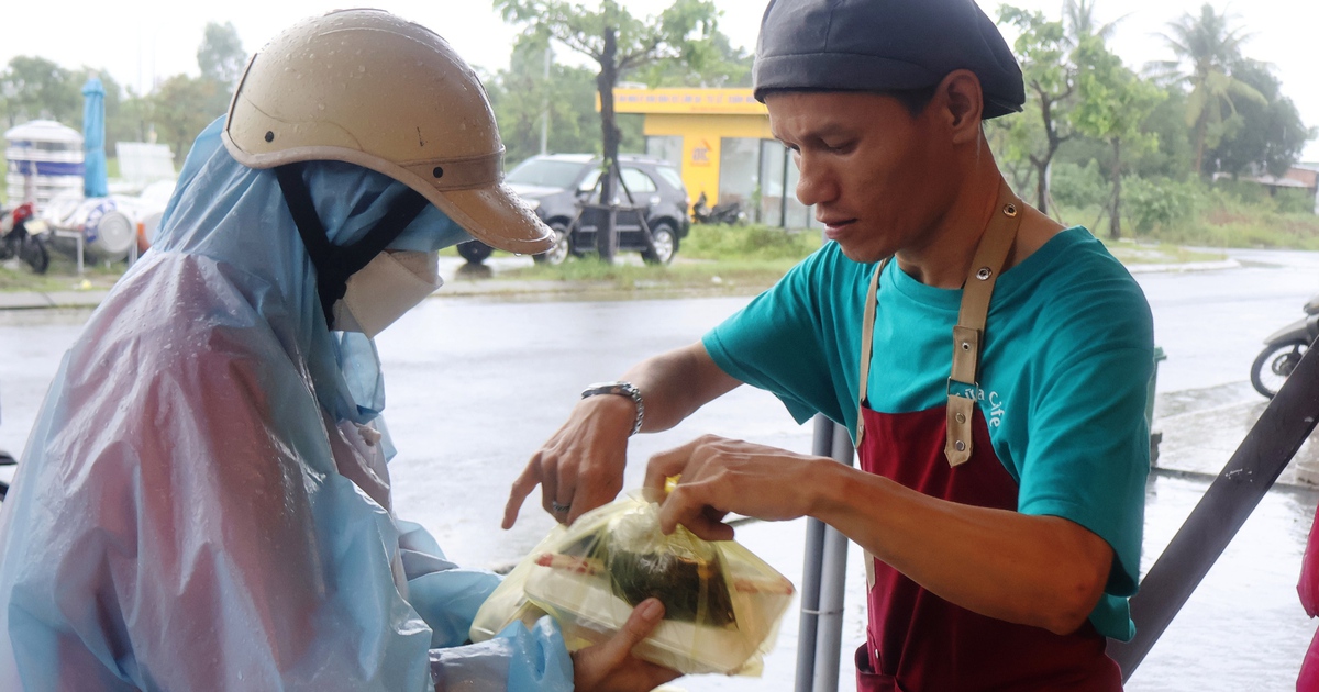 Nh&agrave; h&agrave;ng ở Hội An nấu h&agrave;ng trăm suất cơm miễn ph&iacute; gi&uacute;p người d&acirc;n v&ugrave;ng ngập