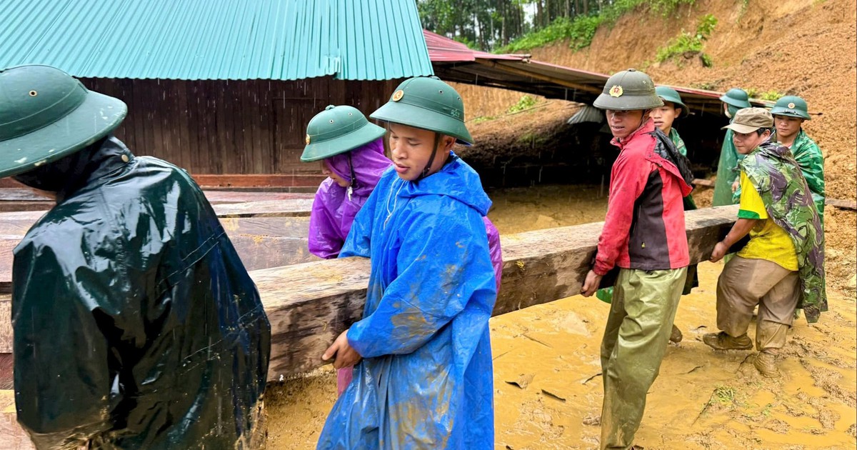 Đ&ecirc;m trắng giữa t&acirc;m lũ Đ&agrave; Nẵng: Những người l&iacute;nh băng rừng, đội mưa cứu d&acirc;n