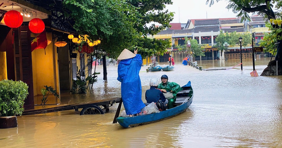 Phố cổ Hội An m&ecirc;nh m&ocirc;ng biển nước, người d&acirc;n bơi thuyền đi lại