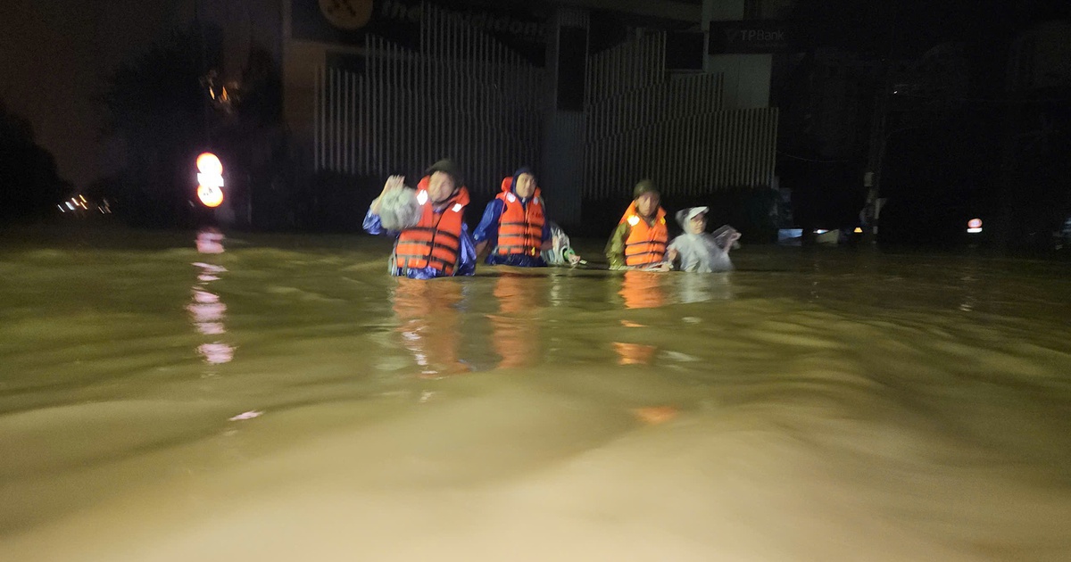 Lũ lịch sử, bủa v&acirc;y khắp Huế: Người gi&agrave;, phụ nữ... bị mắc kẹt l&ecirc;n mạng k&ecirc;u cứu