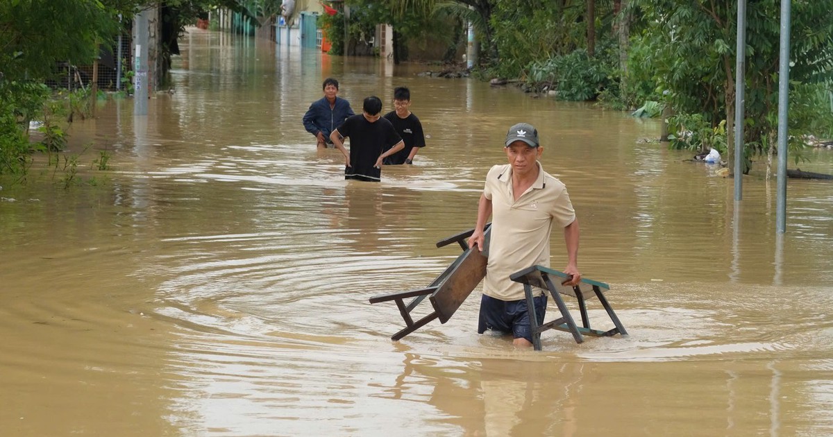 Nước s&ocirc;ng d&acirc;ng cao bất ngờ, gợi k&yacute; ức &#039;đại hồng thủy 1999&#039;: Người Đ&agrave; Nẵng chạy lũ trong đ&ecirc;m