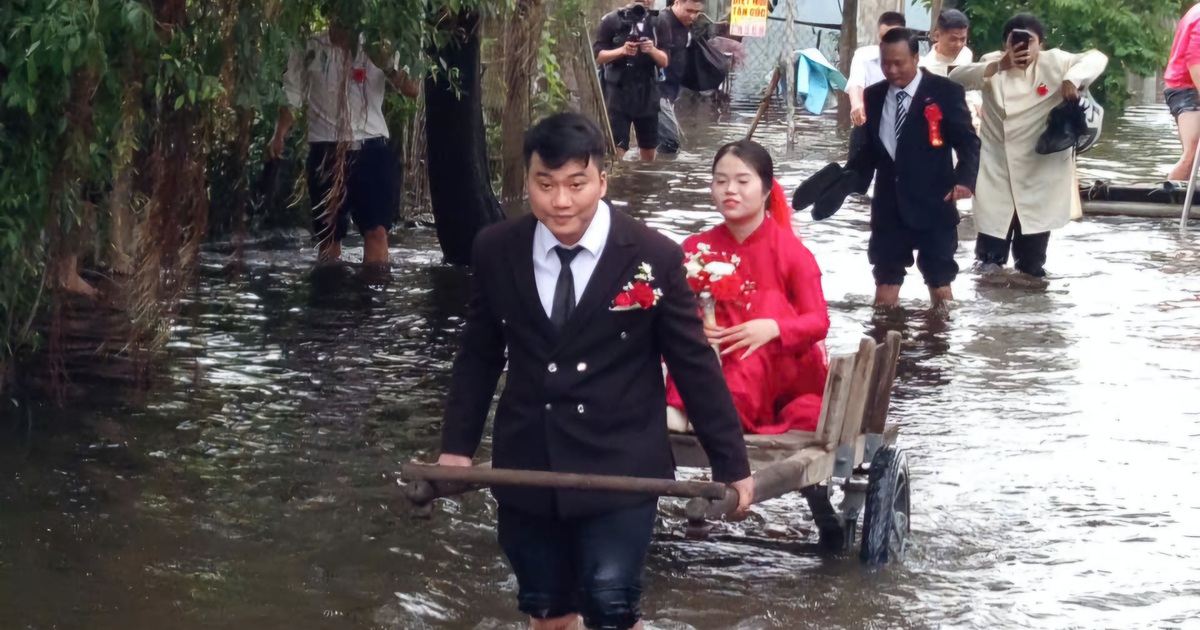 C&ocirc; d&acirc;u ch&uacute; rể &#039;vượt lũ&#039; bằng xe k&eacute;o: Đ&aacute;m cưới x&uacute;c động giữa biển nước