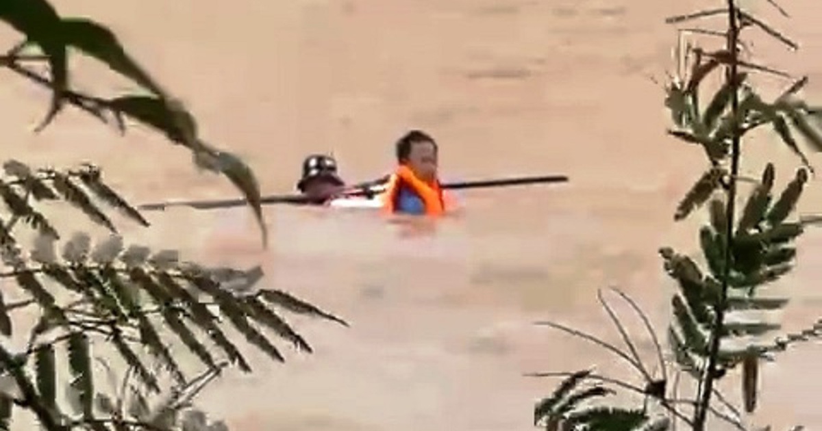 Đ&agrave; Nẵng: Lật ghe khi đi đập chuột giữa d&ograve;ng nước lũ, một người mất t&iacute;ch