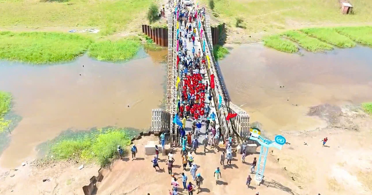Người dân châu Phi nhảy múa trên cây cầu được chiến sĩ "mũ nồi xanh" sửa chữa