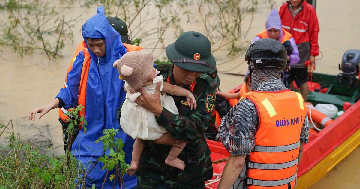 Lũ lịch sử, sạt lở tiếp tục bủa v&acirc;y miền Trung