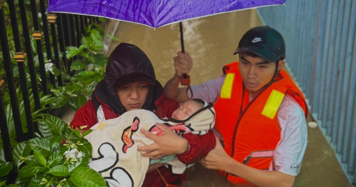 Giữa lũ lịch sử ở Huế, những tấm l&ograve;ng thiện nguyện lăn xả gi&uacute;p d&acirc;n