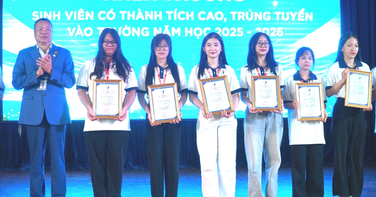 Học giỏi ở phổ th&ocirc;ng, được trường cao đẳng cấp học bổng