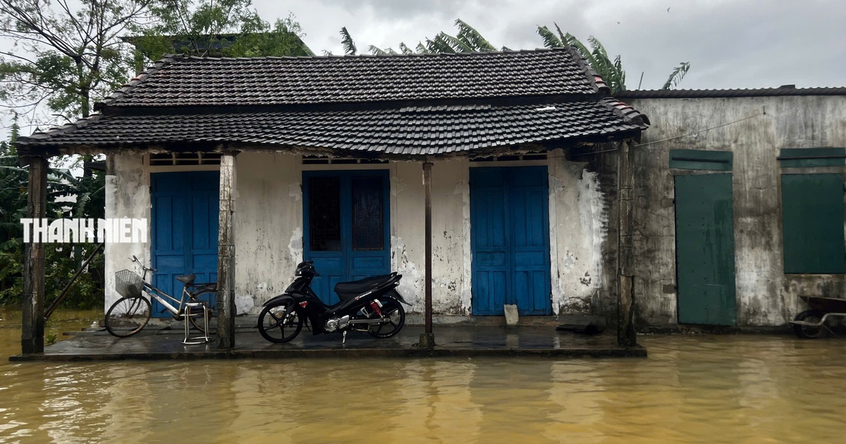 H&agrave;ng trăm hộ d&acirc;n Huế bị c&ocirc; lập giữa lũ: Qu&acirc;n đội, đo&agrave;n vi&ecirc;n vượt nước dữ mang qu&agrave; cứu trợ
