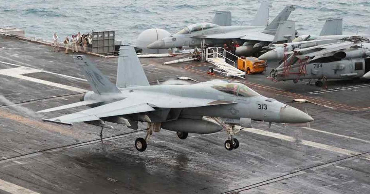 2 m&aacute;y bay rơi ở Biển Đ&ocirc;ng, &ocirc;ng Trump nghi do &lsquo;nhi&ecirc;n liệu k&eacute;m&rsquo;