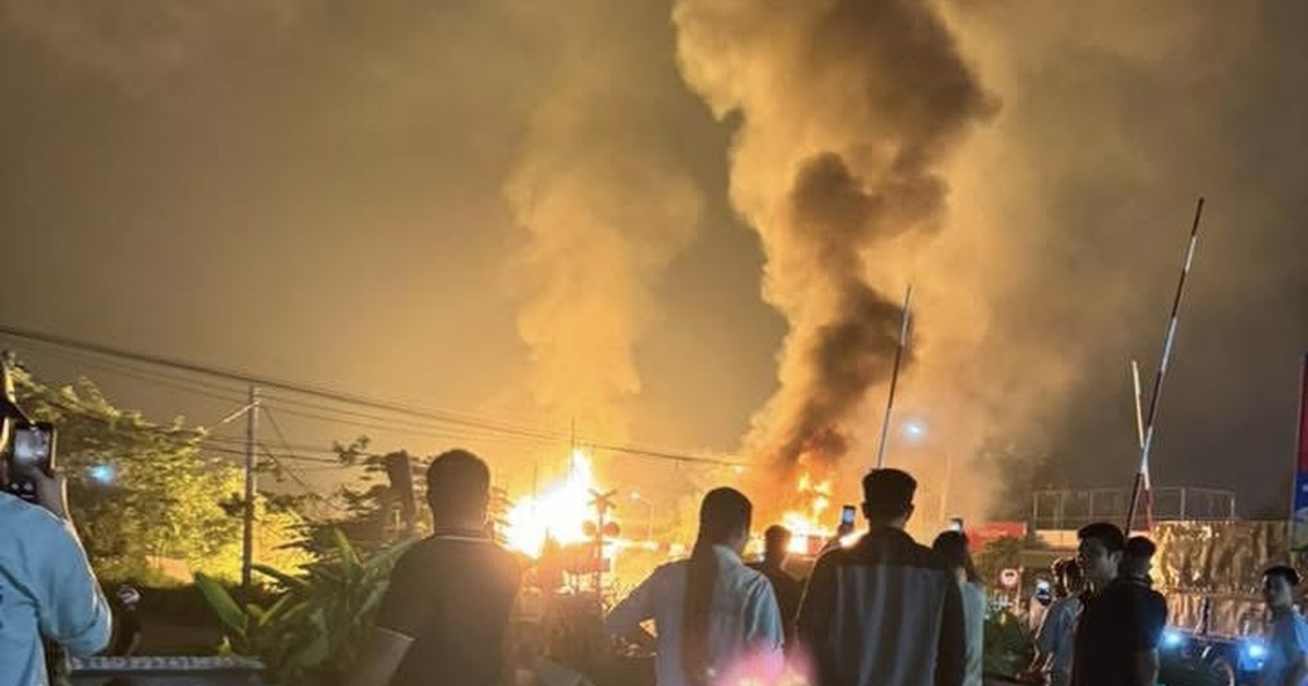 Hưng Y&ecirc;n: T&ocirc;ng v&agrave;o barie, xe bồn ph&aacute;t nổ rồi bốc ch&aacute;y