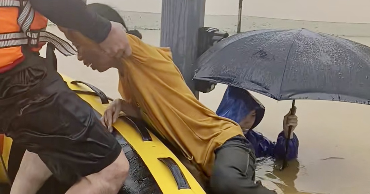 Trả nghĩa &acirc;n t&igrave;nh miền Trung, người Th&aacute;i Nguy&ecirc;n vượt đường xa cứu trợ Huế giữa lũ dữ