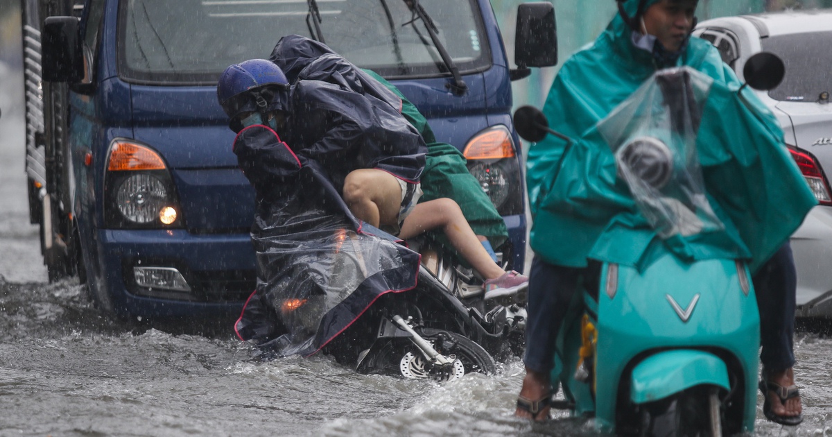 Mưa lớn ở TP.HCM: Xe chết m&aacute;y la liệt, nhiều người t&eacute; ng&atilde; v&igrave; ngập s&acirc;u