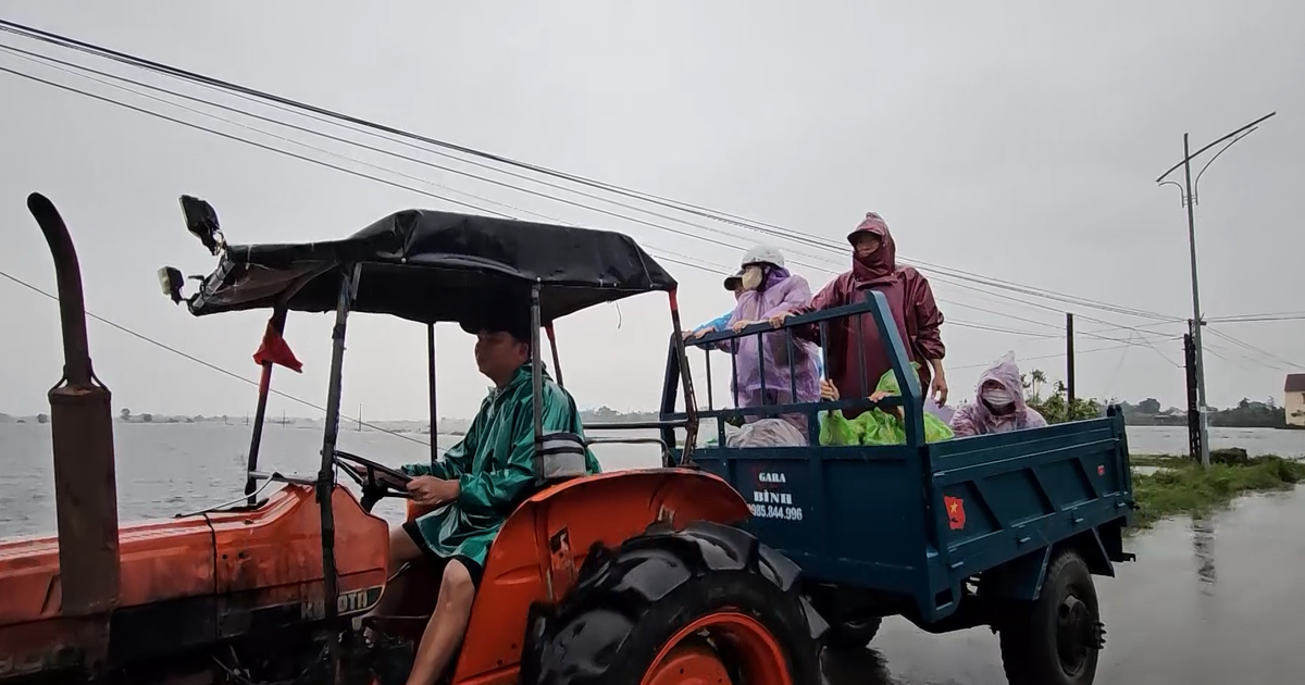 Người đ&agrave;n &ocirc;ng biến m&aacute;y c&agrave;y th&agrave;nh &#039;xe cứu hộ&#039; nghĩa t&igrave;nh giữa v&ugrave;ng lũ Quảng Trị