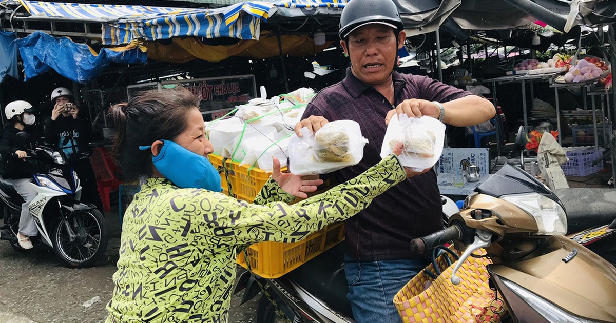 Miệt mài giao cơm chay từ thiện