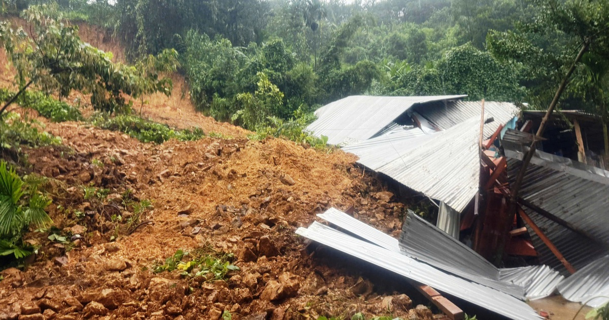 &#039;Nh&agrave; t&ocirc;i bị v&ugrave;i lấp rồi&#039; - người đ&agrave;n &ocirc;ng đi xuy&ecirc;n rừng gi&uacute;p d&acirc;n nghẹn ng&agrave;o giữa t&acirc;m lũ