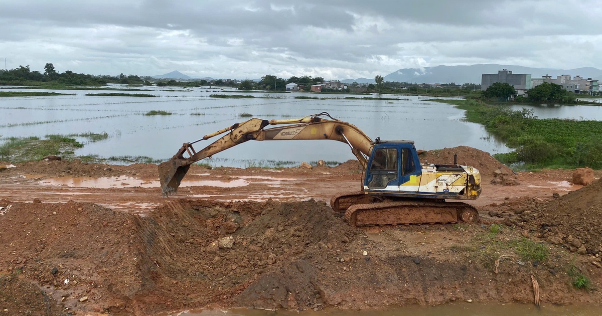 Th&aacute;o dỡ khẩn cấp đường c&ocirc;ng vụ cản trở tho&aacute;t lũ