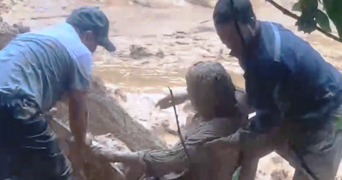 Đ&agrave; Nẵng: Th&ecirc;m một vụ sạt lở n&uacute;i nghi&ecirc;m trọng v&ugrave;i lấp người điều khiển xe m&uacute;c