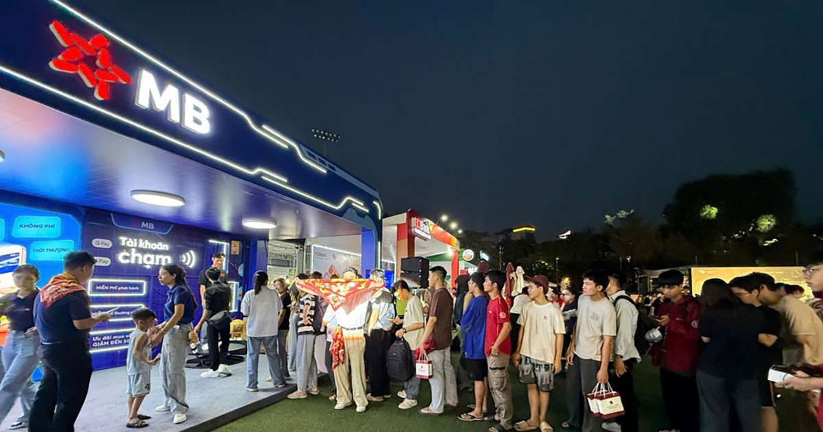 Hàng ngàn sinh viên xếp hàng để ‘chạm’ loạt công nghệ thanh toán của MB