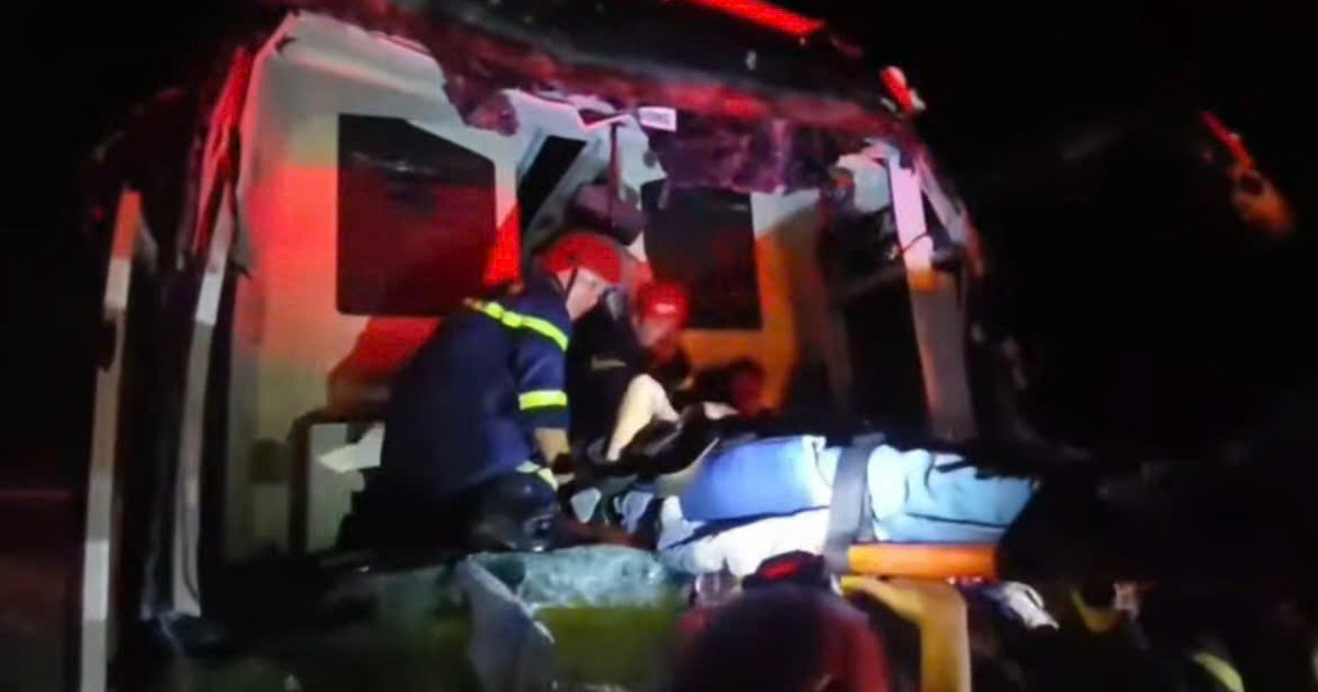 Xe kh&aacute;ch va v&agrave;o đu&ocirc;i xe tải tr&ecirc;n cao tốc Đ&agrave; Nẵng - Quảng Ng&atilde;i, 5 người bị thương