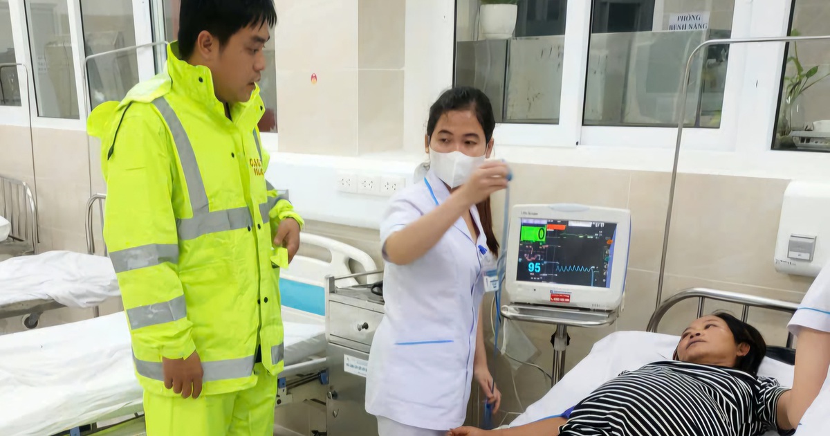 CSGT Đ&agrave; Nẵng vượt lũ đưa sản phụ vỡ ối đến bệnh viện cấp cứu