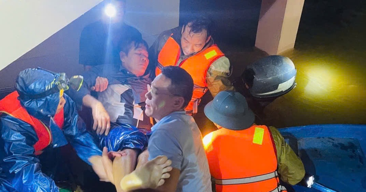 Cứu 2 người d&acirc;n bị lũ cuốn ở TP.Huế