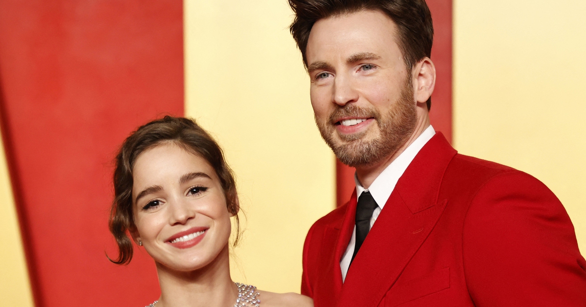 &#039;Đội trưởng Mỹ&#039; Chris Evans v&agrave; vợ k&eacute;m 16 tuổi đ&oacute;n con đầu l&ograve;ng