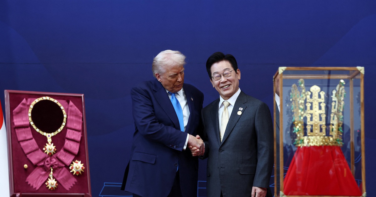 H&agrave;n Quốc tặng &ocirc;ng Trump vương miện v&agrave;ng v&agrave; hu&acirc;n chương cao qu&yacute; nhất