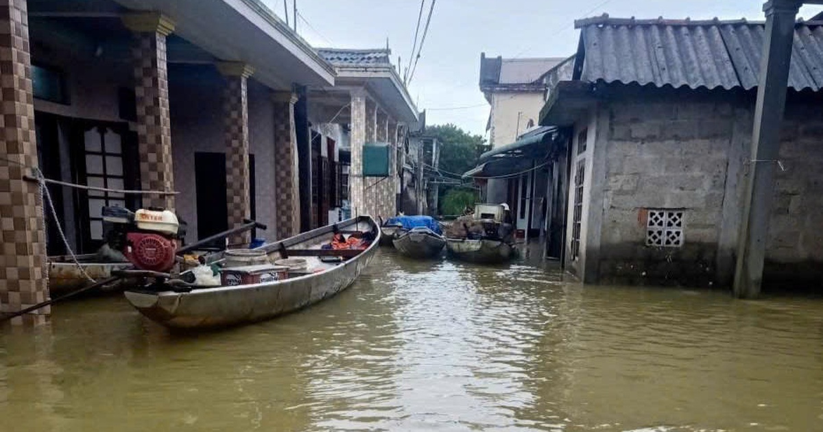 Nước lũ bao v&acirc;y, người th&acirc;n ch&egrave;o ghe đưa quan t&agrave;i t&igrave;m nơi tổ chức đ&aacute;m tang